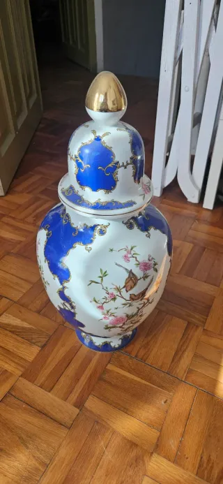 Jarrón de porcelana blanco y azul