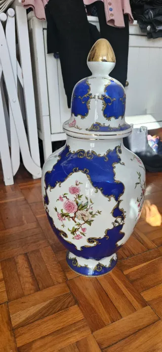 Jarrón de porcelana blanco y azul