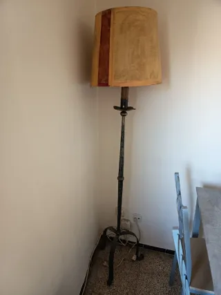 Lámpara de pie de metal y tela