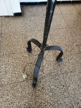 Lámpara de pie de metal y tela