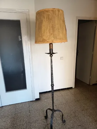 Lámpara de pie de metal y tela