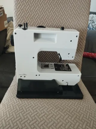 Máquina de coser blanca