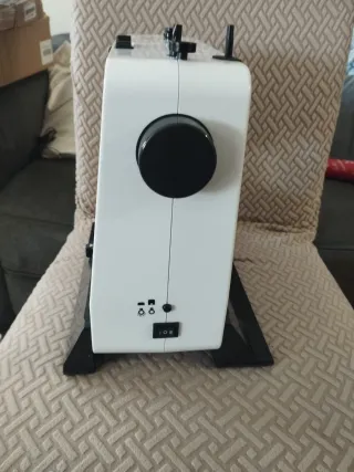 Máquina de coser blanca