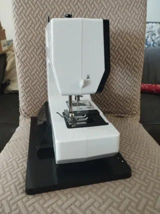 Máquina de coser blanca