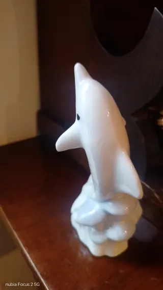 Figura de porcelana de delfín