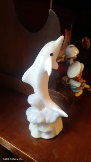 Figura de porcelana de delfín