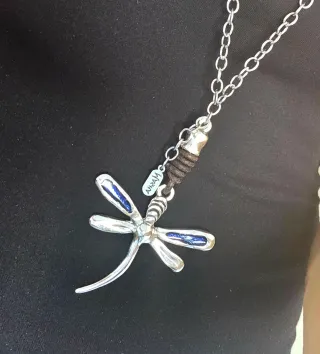 Collar largo libélula esmaltada azul y plata