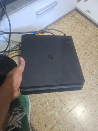 PS4 (PlayStation 4) poco uso Se vende sin mandos