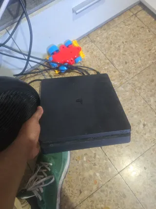 PS4 (PlayStation 4) poco uso Se vende sin mandos