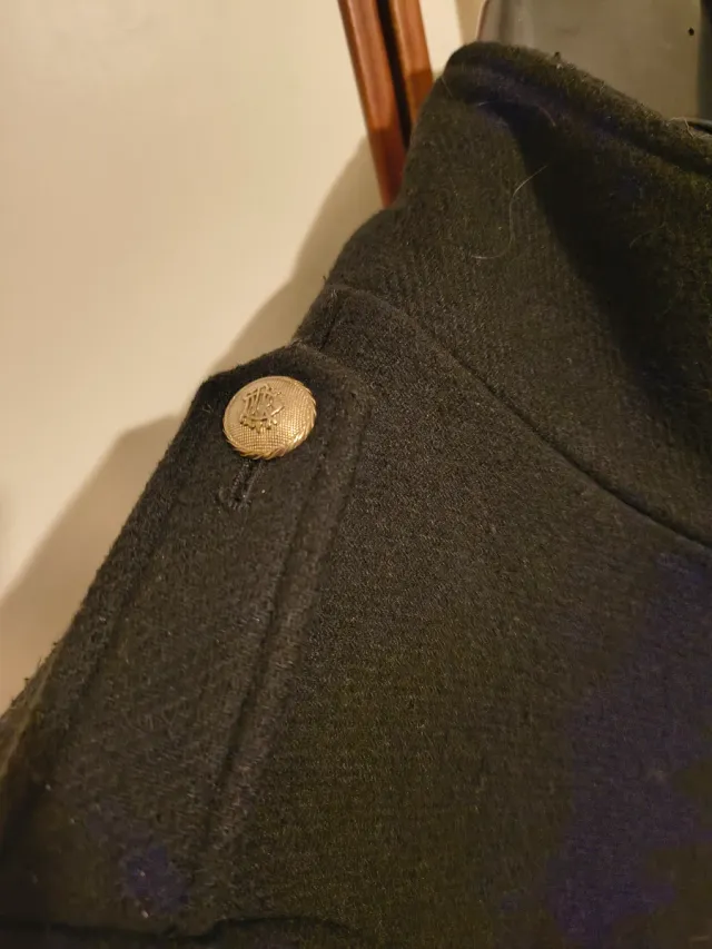 Cappottino nero con bottoni dorati