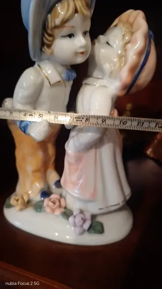 Pareja figuras porcelana niños besándose