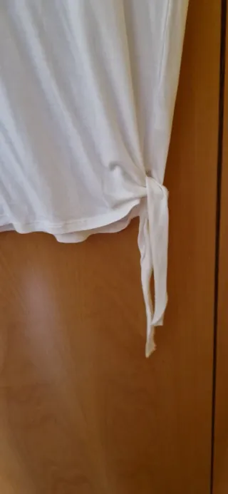 Blusa blanca con estampado floral azul