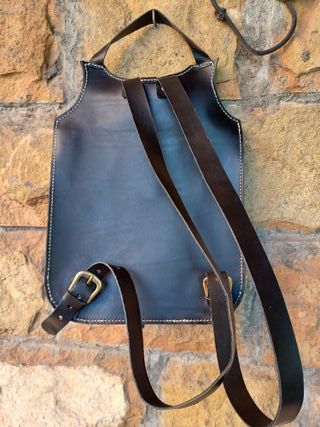 Mochila artesanal de cuero negra