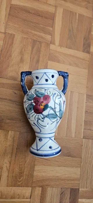 Jarrón de cerámica con flores