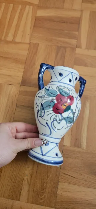 Jarrón de cerámica con flores