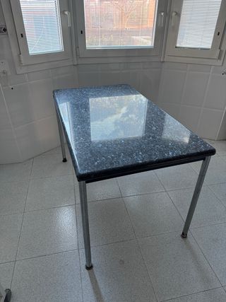 Mesa de cocina con tapa de granito – 129 x 74 cm –