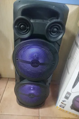 Altavoz Negro con Micrófono