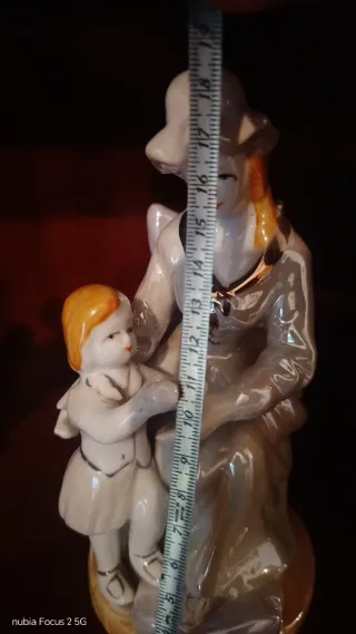 Figura de porcelana madre e hijo