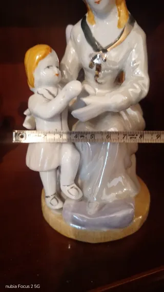 Figura de porcelana madre e hijo