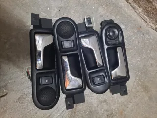 Manijas de puerta y altavoces de coche