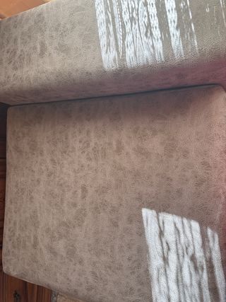 Sofá 3-4 plazas gris + 2 taburetes