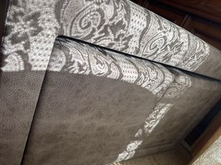 Sofá 3-4 plazas gris + 2 taburetes