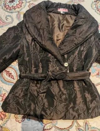 Chaquetón marrón con flores en relieve