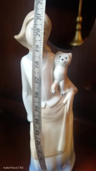Figura de porcelana niña con gato