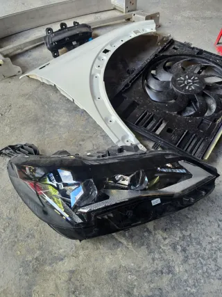 Refuerzos parachoques , Faro derecho led,aleta