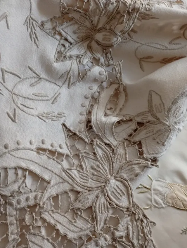 Dos manteles bordados a mano hilo grueso