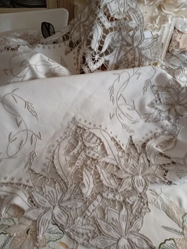 Dos manteles bordados a mano hilo grueso