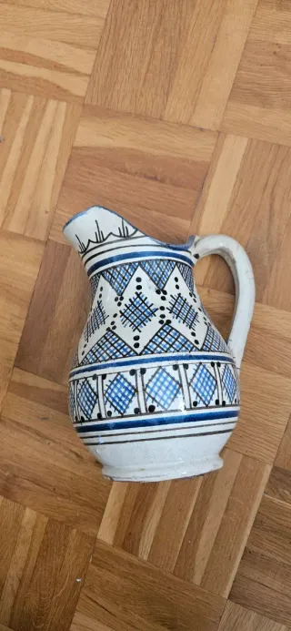 Jarrón cerámico con diseño geométrico