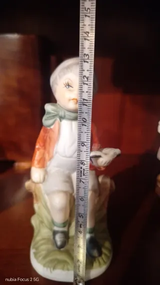 Figura de porcelana niño con sombrero