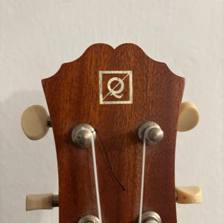 Ukelele de madera color marrón