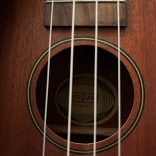 Ukelele de madera color marrón