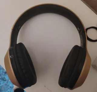 Auriculares Dorados y Negros