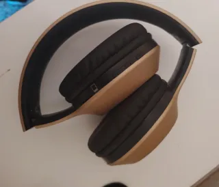 Auriculares Dorados y Negros