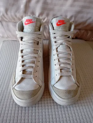 Zapatillas Nike Altas Beige y Blancas