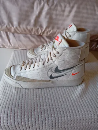 Zapatillas Nike Altas Beige y Blancas