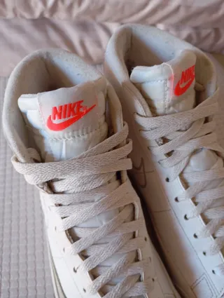 Zapatillas Nike Altas Beige y Blancas