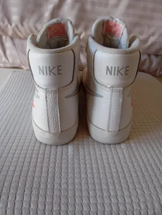 Zapatillas Nike Altas Beige y Blancas