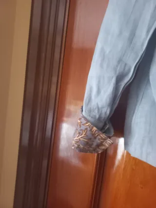 Camisa gris con estampado floral