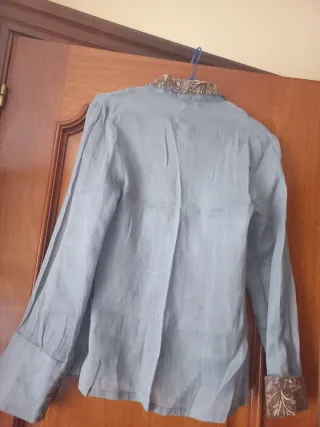 Camisa gris con estampado floral