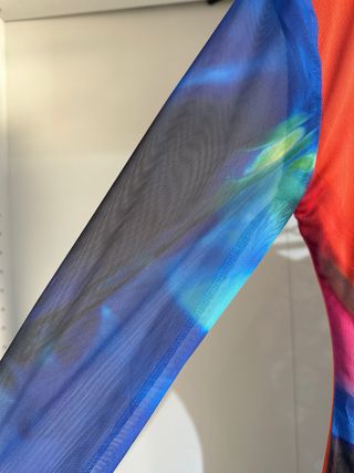 Vestido multicolor ajustado mangas transparentes