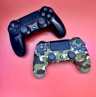 PS4 Slim 500GB + 2 mandos + juegos