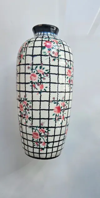 Jarrón de cerámica con flores rosas