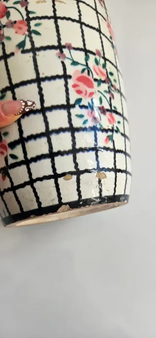 Jarrón de cerámica con flores rosas