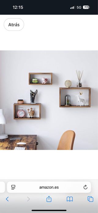 Estanterías de madera marrón