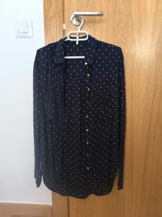 Camisa azul marino con lunares blancos