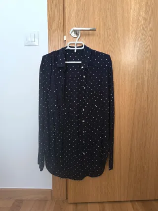 Camisa azul marino con lunares blancos
